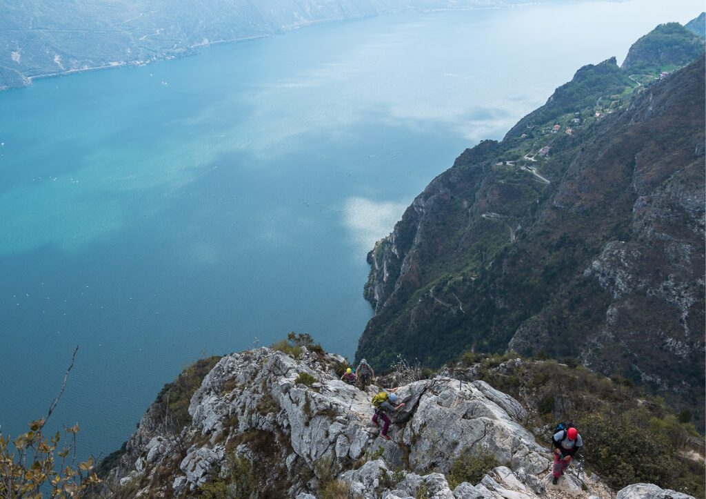 Z ferraty Susatti widać jezioro Garda, serpentyny i pobliskie góry