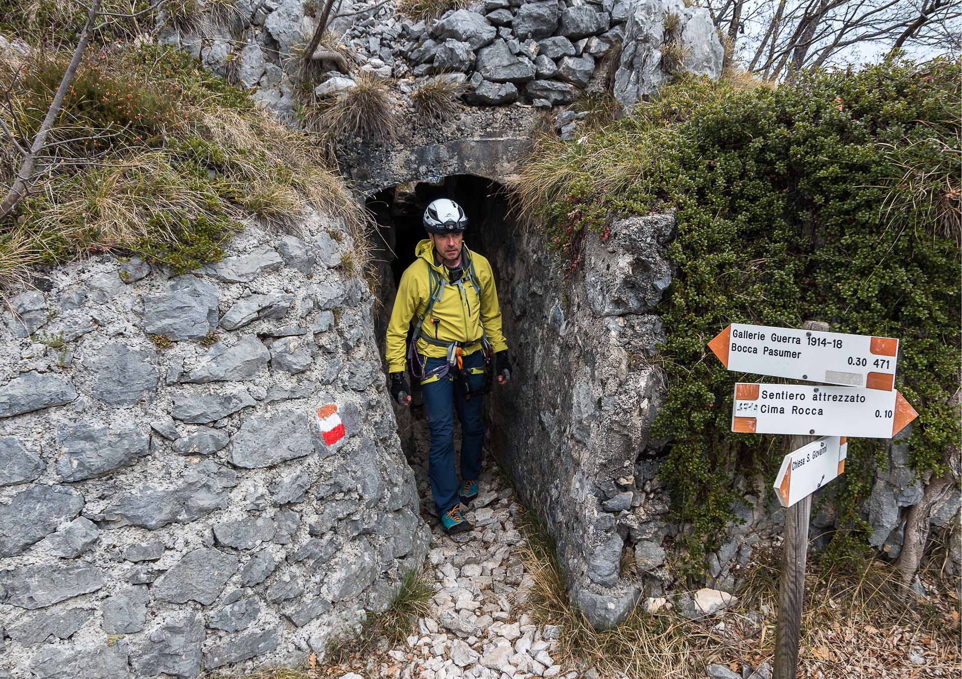 Wyjście z tunelu Gallerie di Guerra, droga na Cimę Rocca
