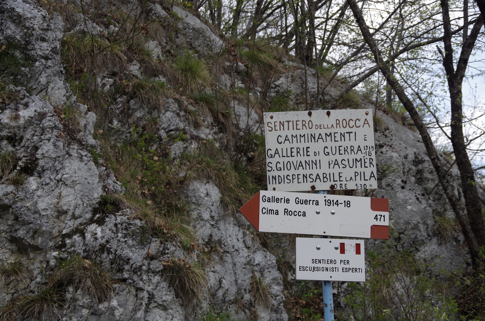Gallerie do Guerra to tunel wchodzący w system umocnień wojskowych z I wojny światowej, można go zwiedzić udając się na Cimę Rocca