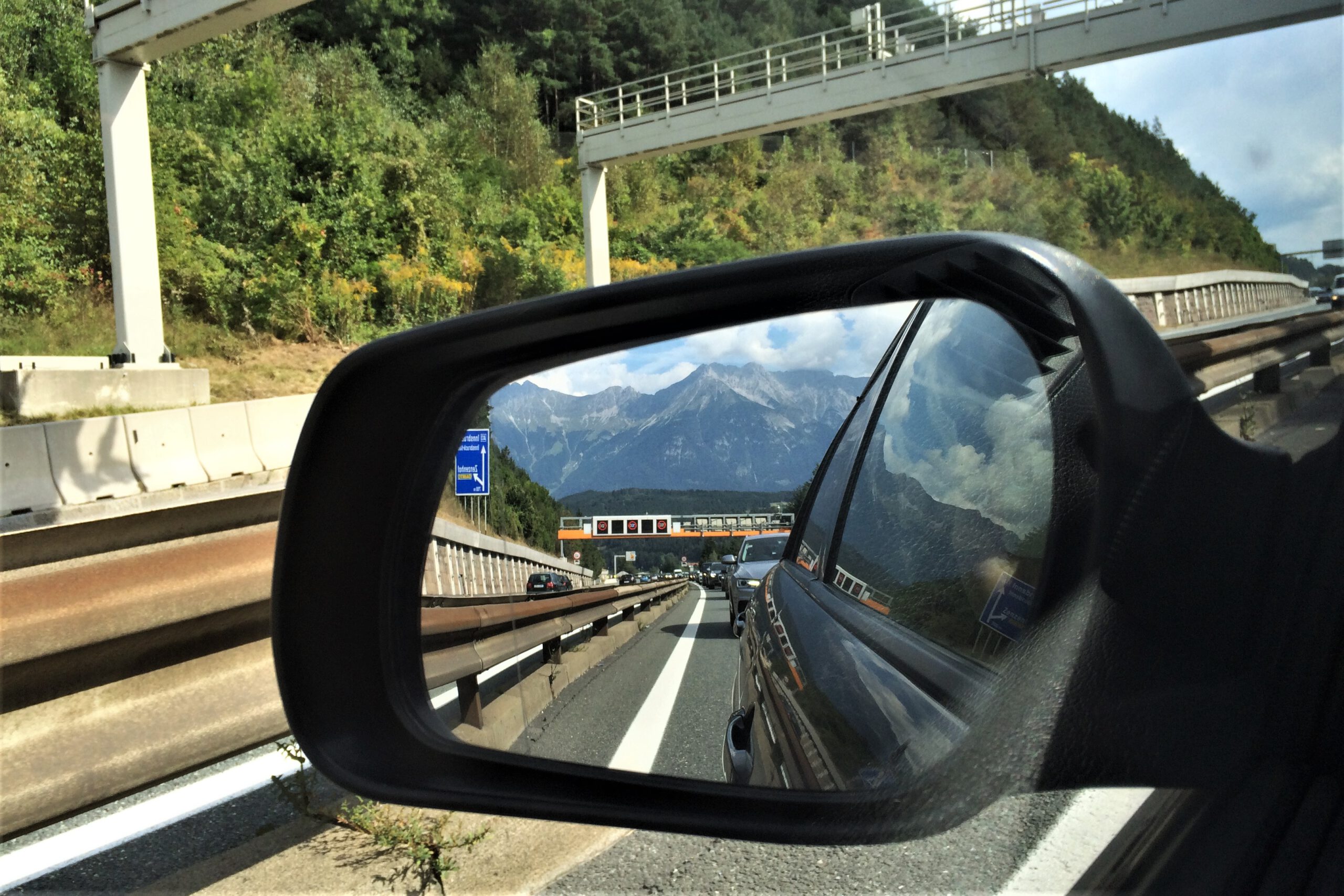 Podróżujemy średnio raz w miesiącu. Nie wyobrażamy sobie podróży bez dobrej muzyki.