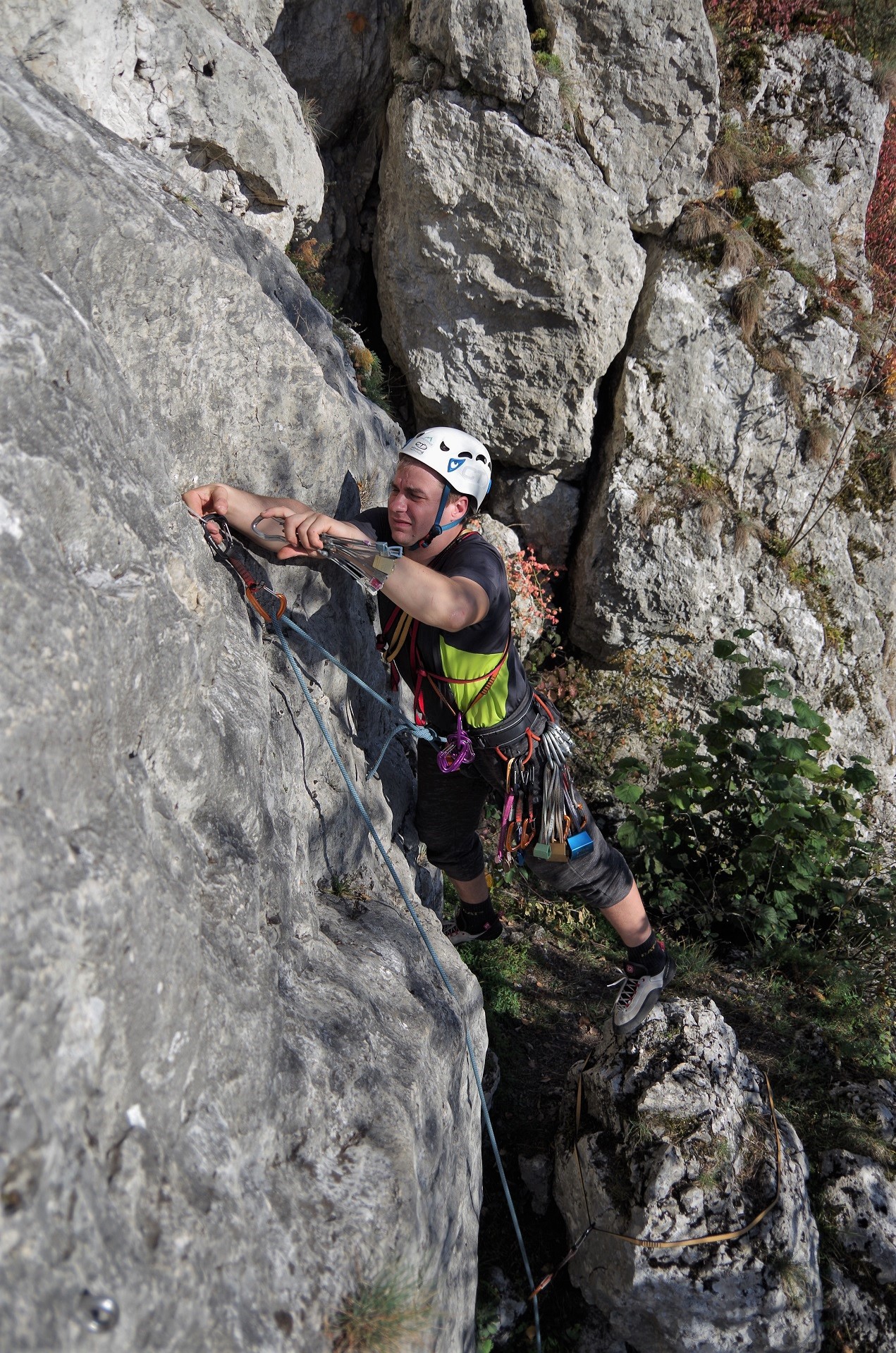 Piotrek zakłada punkt asekuracyjny z kostek