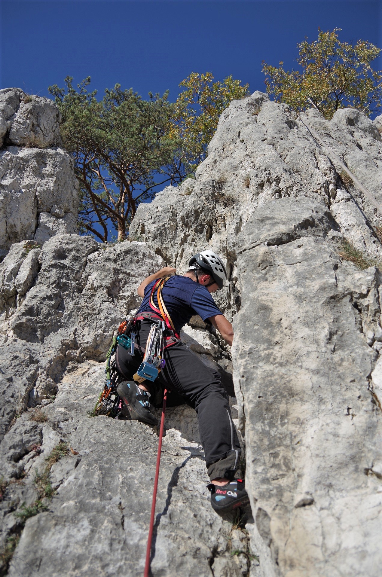 Grzesiek prowadzi drogę wspinaczkową na własnej asekuracji