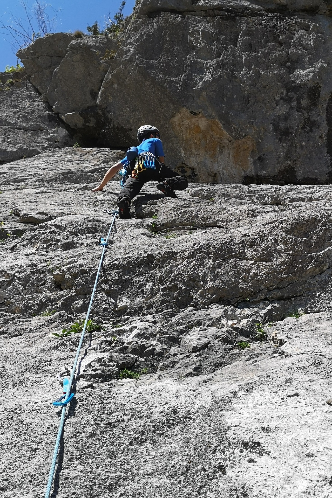 Grzesiek prowadzi drogę wspinaczkową