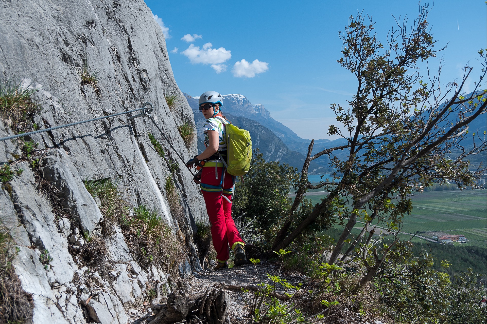 Ferrata Che Guevara zaczyna się podejściem schodkami w zalesionym terenie