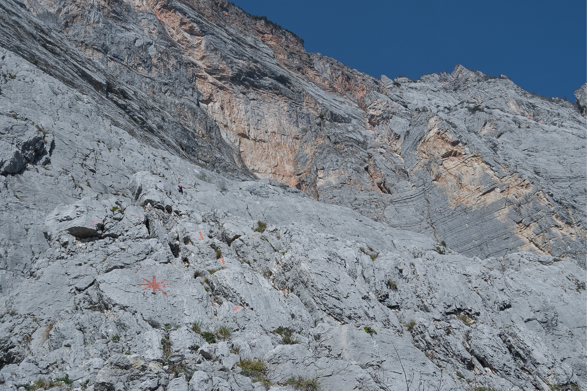 Wysoka, skalna piramida z namalowaną czerwoną gwiazdą, niczym z czapki Che Gueva