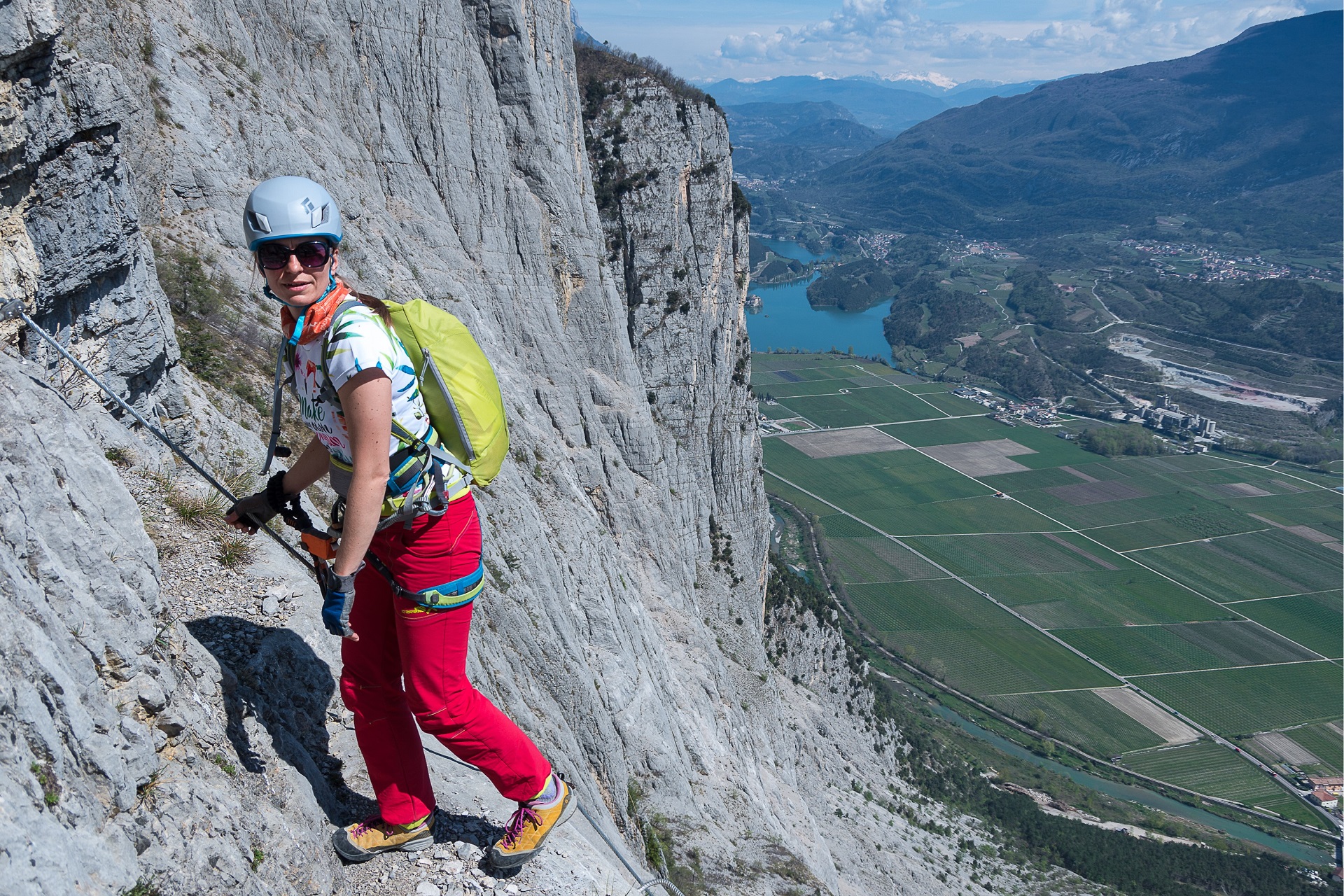 Wyjście na półkę nad urwiskiem z fantastycznym widokiem na jezioro Toblino