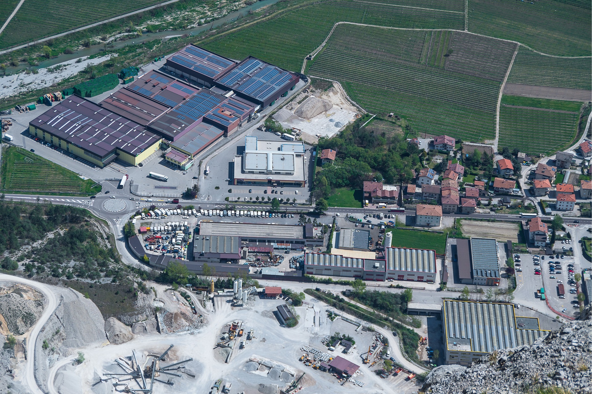 Widok z ferraty Che Guevara na zakłady produkcyjne i miasto Pietramurata