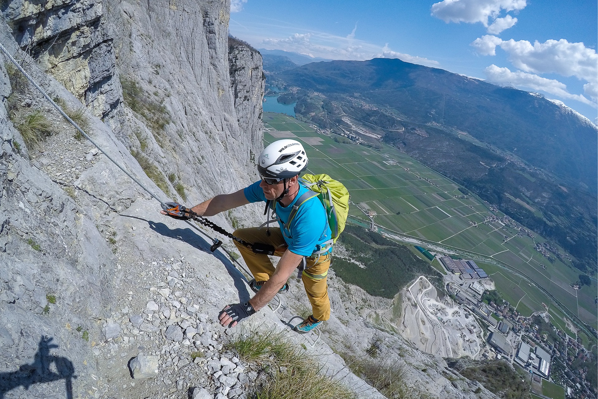 Wyjście na półkę nad urwiskiem z fantastycznym widokiem na jezioro Toblino