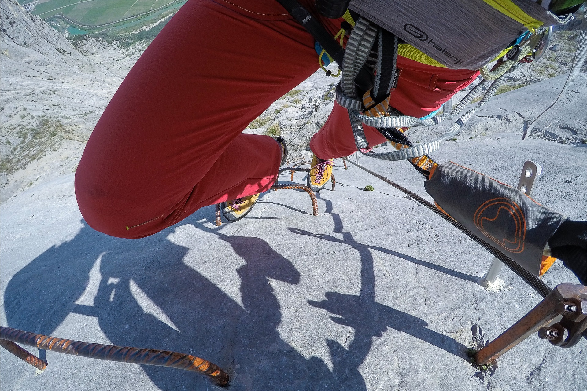 Płytowe wyjście po klamrach na ferracie Che Guevara - wytężający i długi odcinek