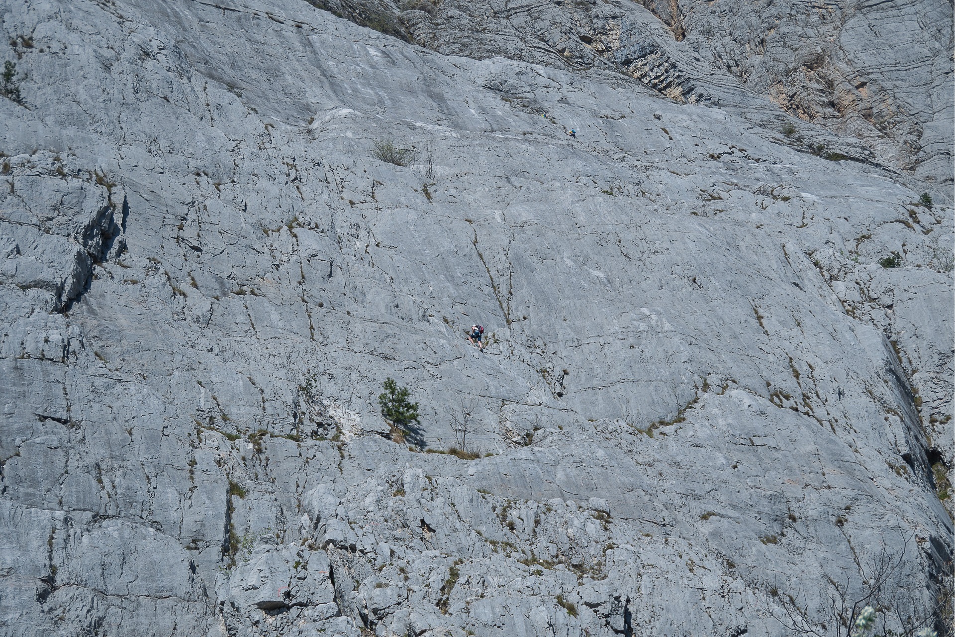 Potężna ściana Monte Casale i samotny wspinacz na ferracie Che Guevara