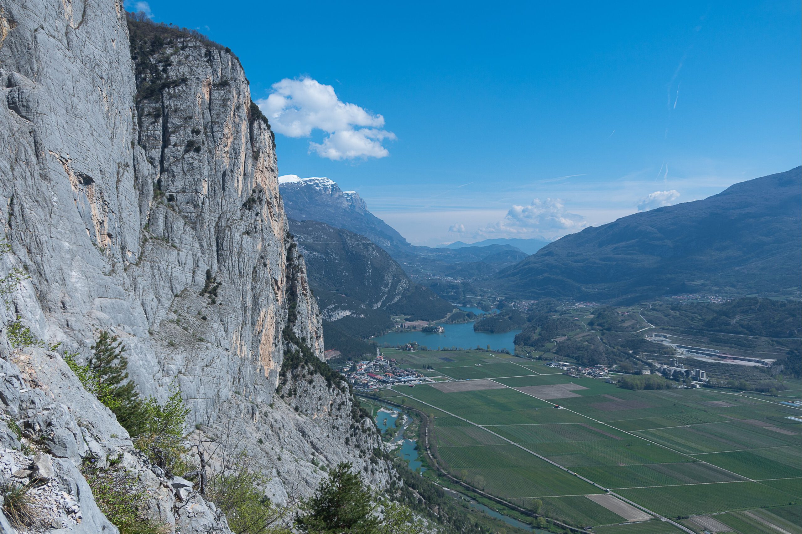 Ferrata Che Guevara jest bardzo malownicza. Najpierw wyłania się jezioro Toblino