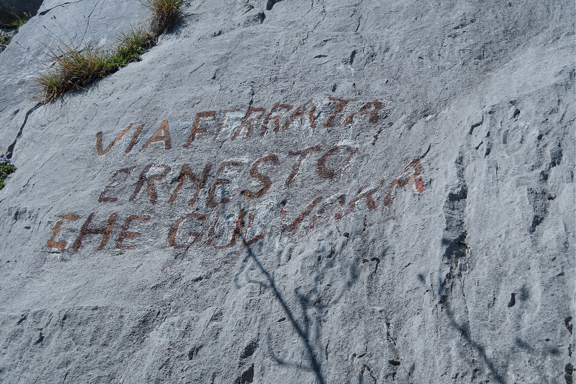 Właściwy start ferraty Che Guevara i graffiti z nazwą Che Guevara