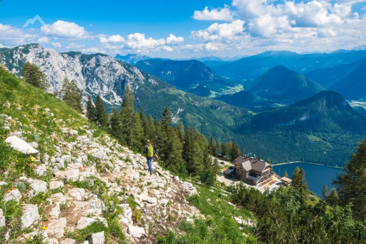 Trawers podczas zejścia z ferraty. Towarzyszą mu przepiękne widoki