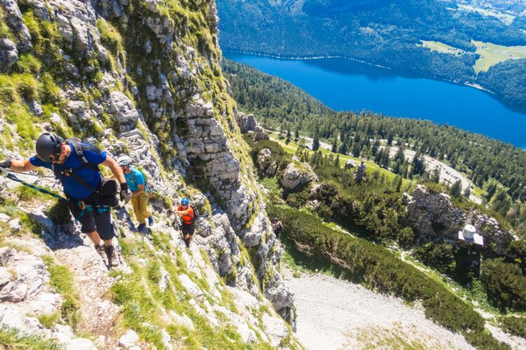 Łatwy trawers po pierwszym odcinku ferraty i uczestnicy naszego wyjazdu na Dachstein