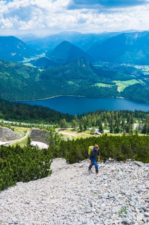 Podejście piarżyskiem pod ferratę Panorama Klettersteig Sisi