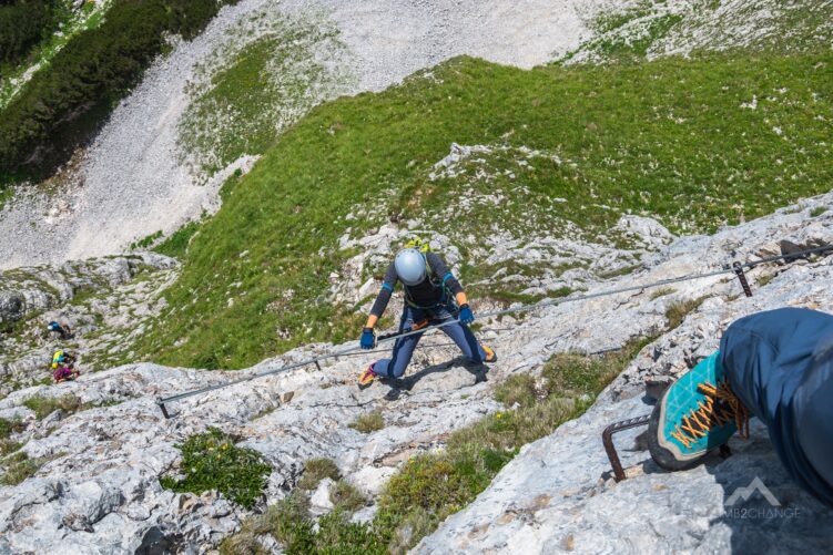 Jeden z trawersów na ferracei Panorama Klettersteig, odcinek za C/D