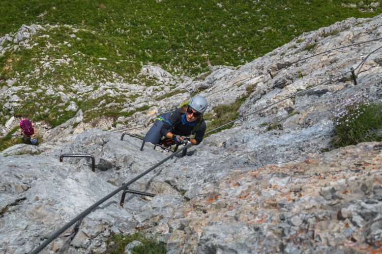 Pionowe wyjście po klamrach na ferracie Sisi (C)