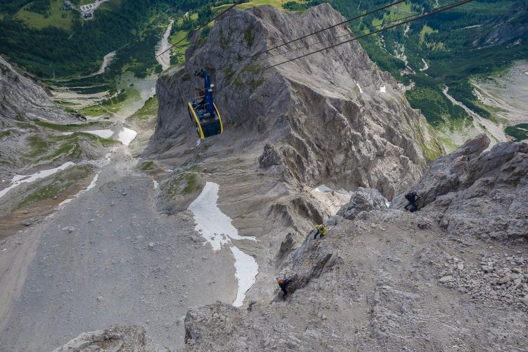 Osoby wjeżdżające gondolą na Dachstein mogą obserwować wspinaczy na ferracie Sky Walk