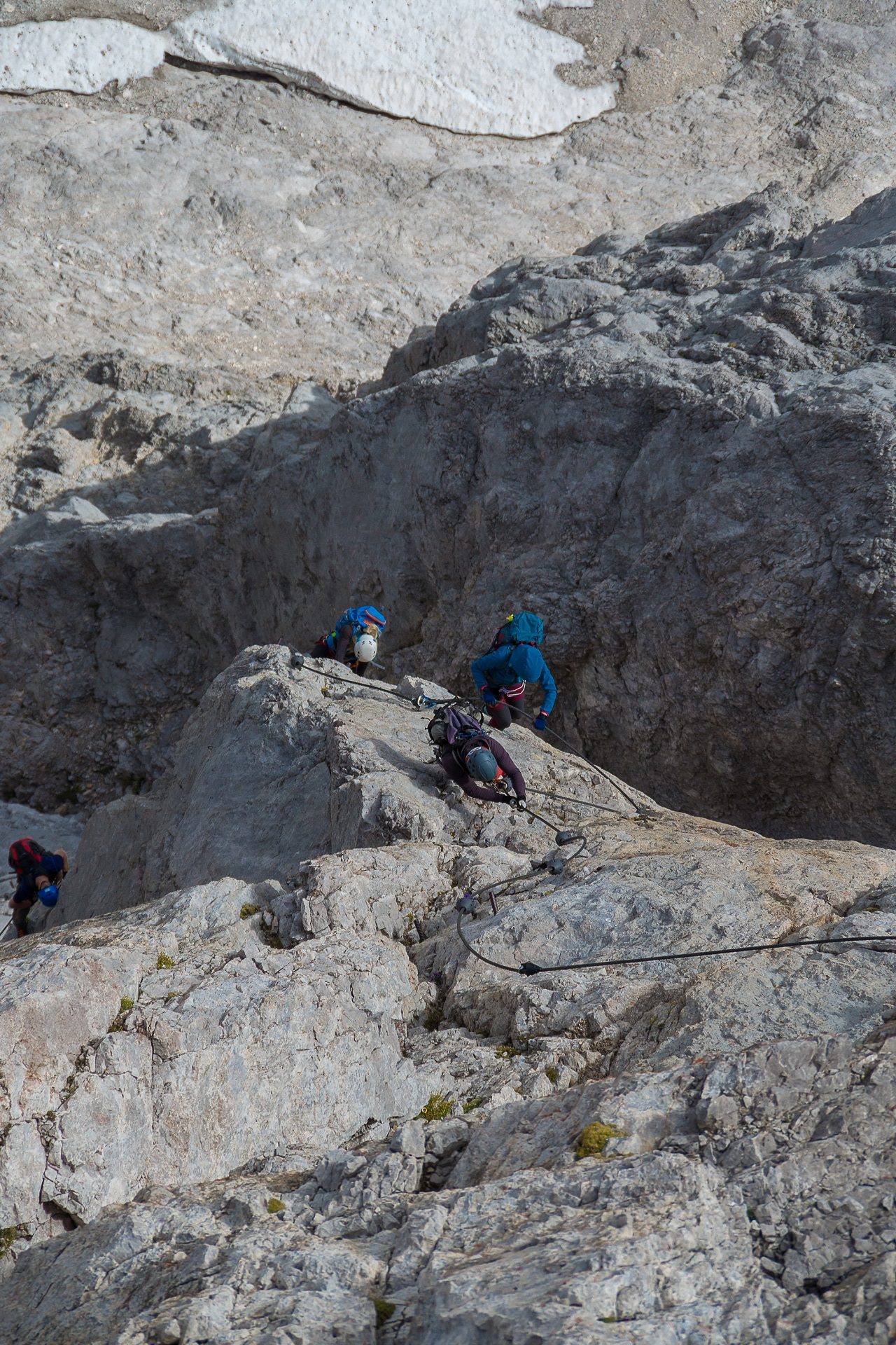 Uczestnicy wyjazdu na via ferraty z Akademią Wspinania climb2change na powietrznym filarze na Sky Walk Klettersteig