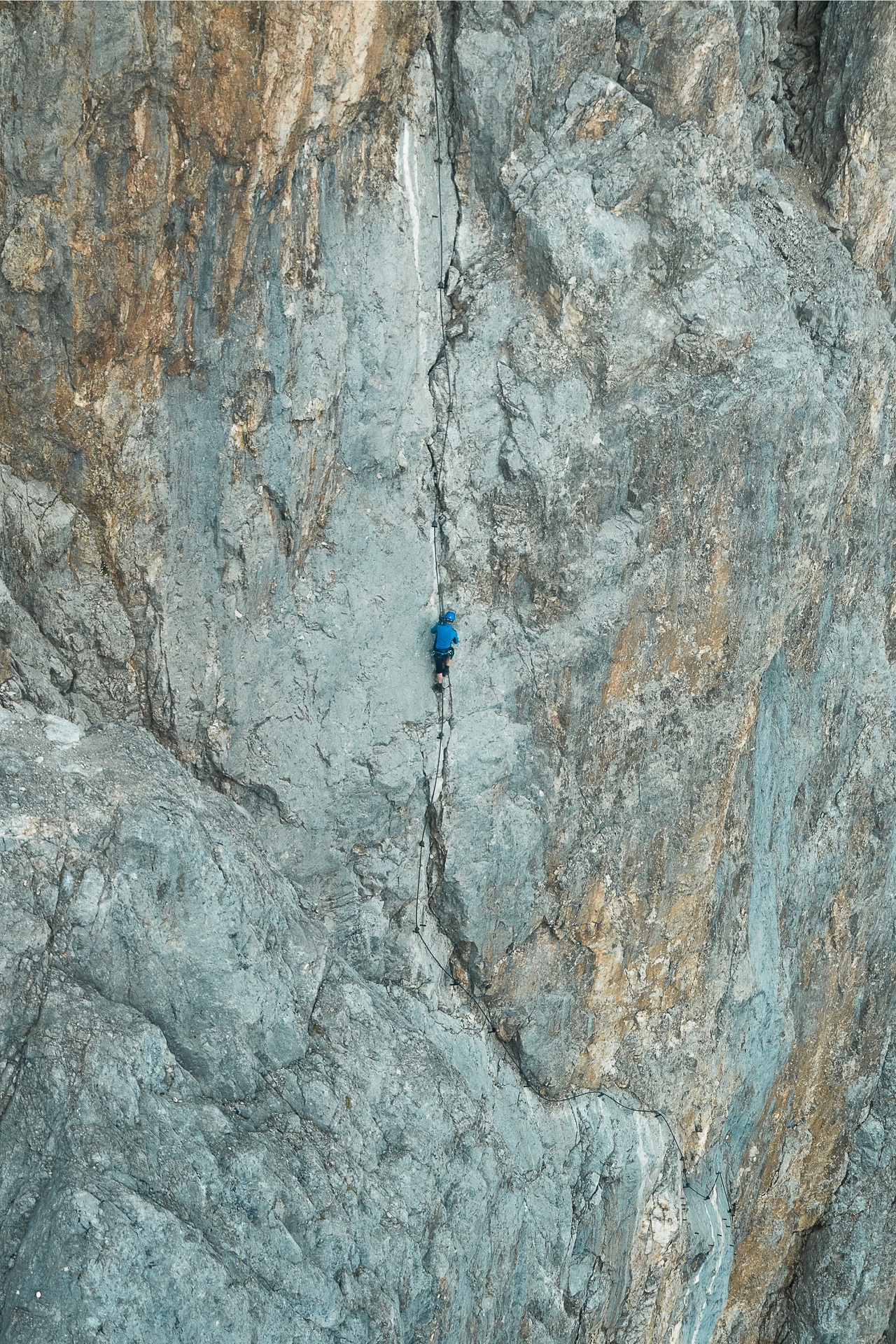 Wspinacz w rysie na Sky Walk Klettersteig - widok z gondoli