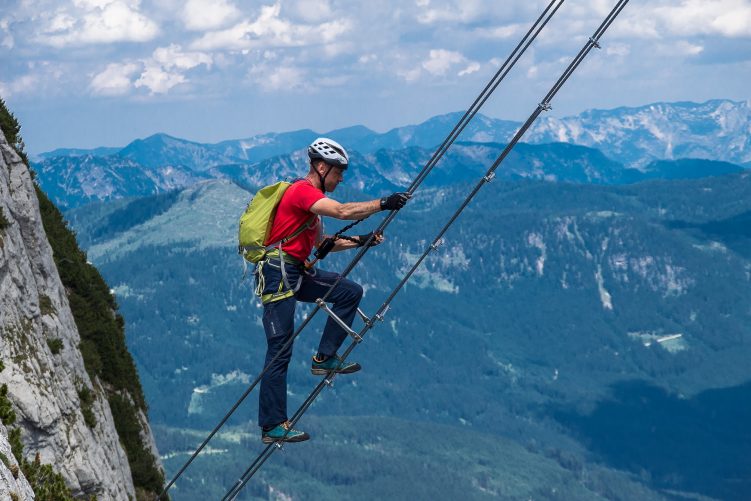 Darek na 40 metrowej drabinie rozwieszonej nad przełęczą - Intersport Klettersteig