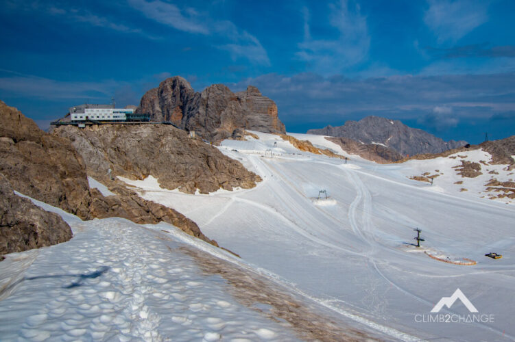 Widok na lodowiec Dachstein z ferraty Westgrat Koppenkarstein