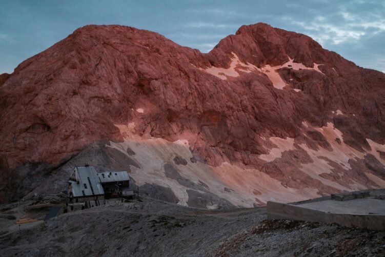 wejście na Triglav 2864 m Alpy Julijskie Słowenia, triglavski dom