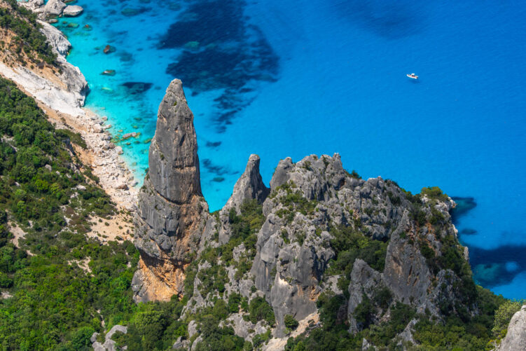 Cala Goloritze widziana ze szlaku Selvaggio Blu